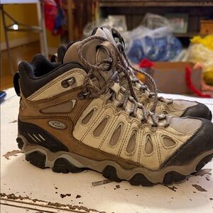 Women’s Tan Hiking Shoes